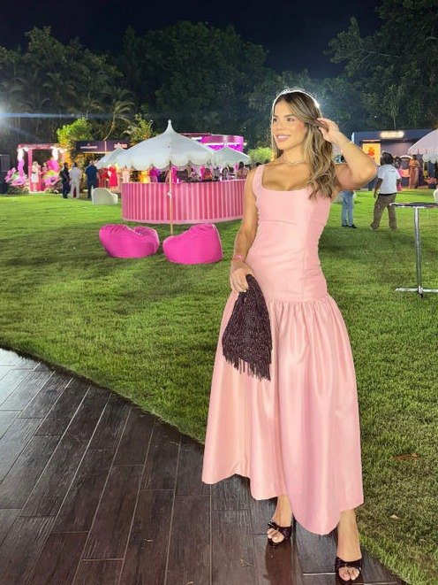 Vestido midi rosa sobre el césped de noche